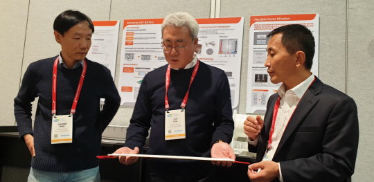 10일(현지시간) 미국 라스베이거스에서 열린 CES(소비자가전쇼) 2019 전시장에서 김준 SK이노베이션 총괄사장(가운데)과 윤예선 배터리사업 대표(오른쪽), 노재석 소재사업 대표가 전기차 배터리 셀을 살펴 보고 있다. 김 사장은 올해 첫 임원회의를 이 자리에서 열고 비즈니스 모델 혁신의 속도를 높여줄 것을 주문했다. <SK이노베이션 제공>